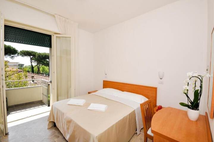 Room 5 of 18
