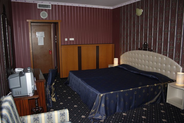 Room 3 of 32
