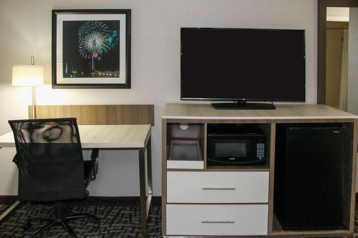 1 King Bed (4 of 6)