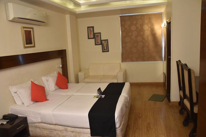 Room 6 of 33