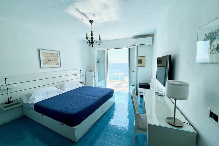 Room 10 of 37
