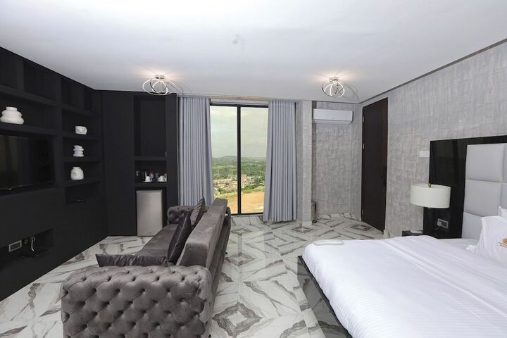 Room 3 of 121