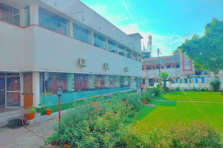 Hotel Exterior 43 of 44