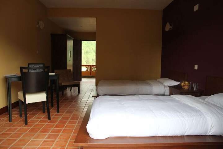 Room 5 of 9