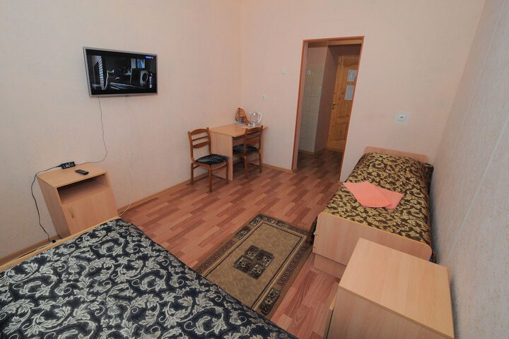 Room 8 of 100