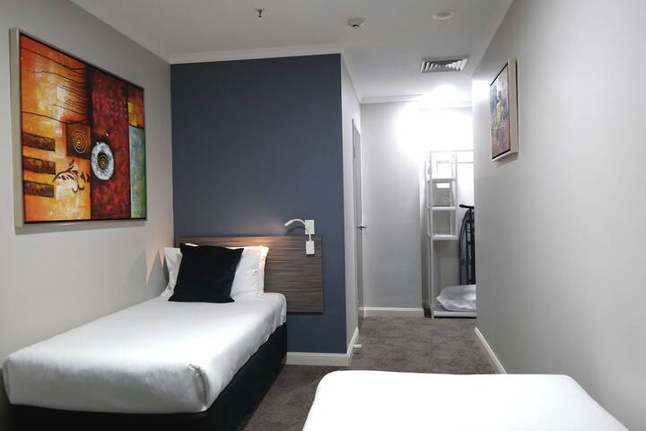 Room 16 of 28