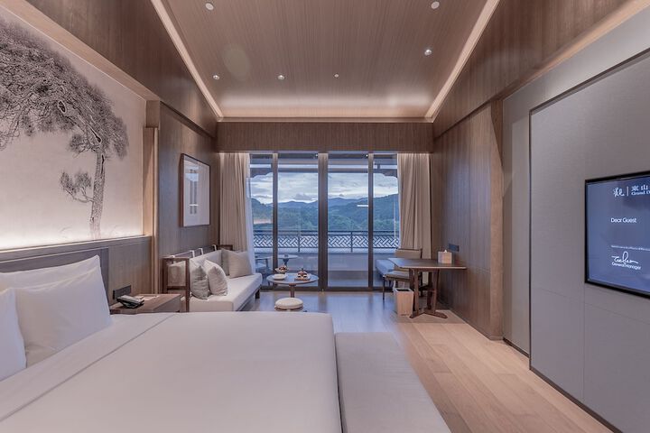 Room 8 of 76