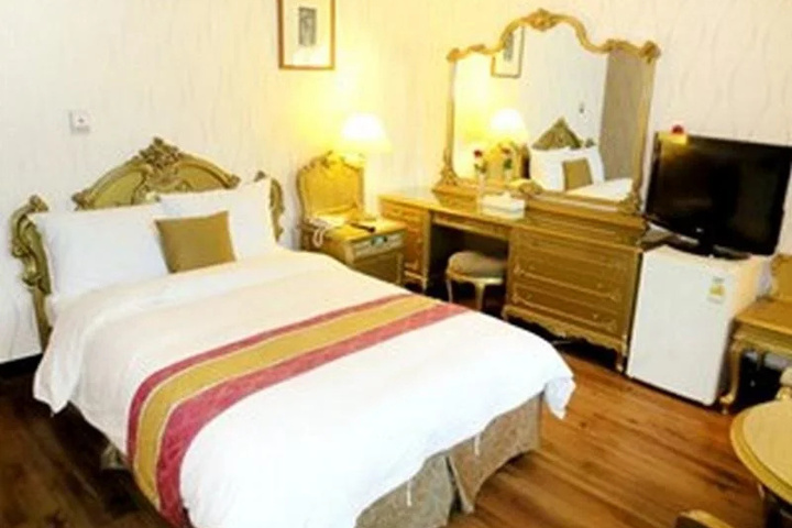 Room 5 of 16