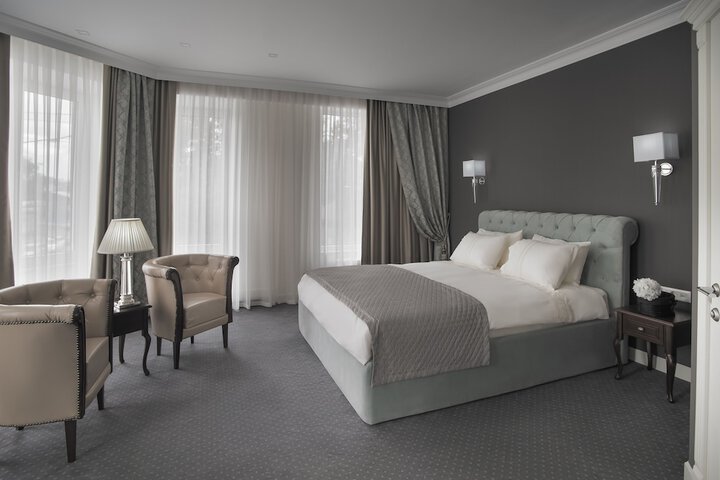 Room 8 of 32