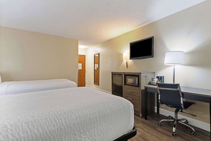 2 Queen Beds (7 of 11)