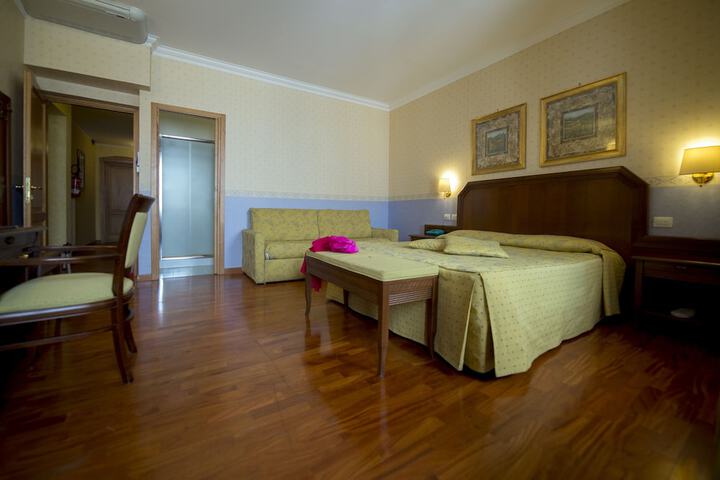 Room 18 of 142