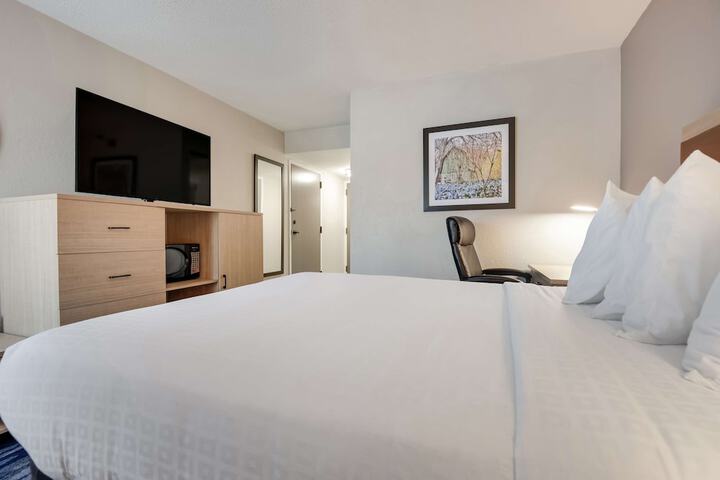 2 Queen Beds Flat Screen Television Microwave and Refrigerator High Speed Internet Accessible Full Breakfast (3 of 12)