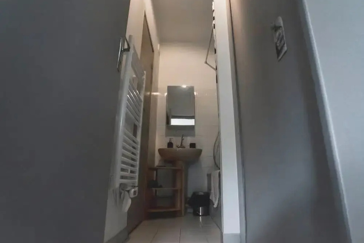 Room 9 of 18