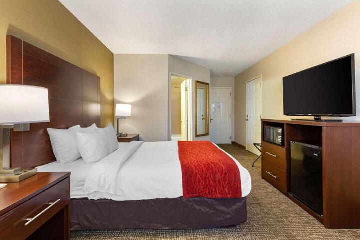 1 Queen Bed (3 of 6)