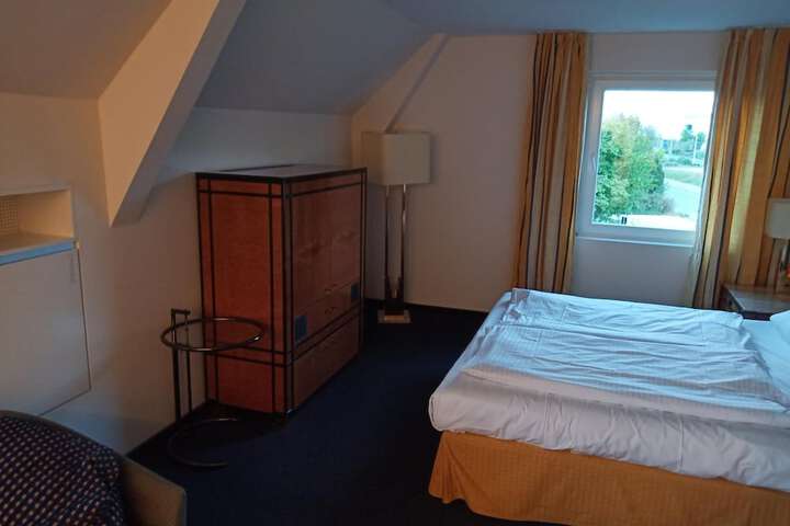 Room 11 of 32