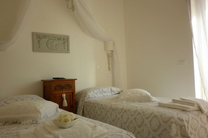 Room 2 of 28