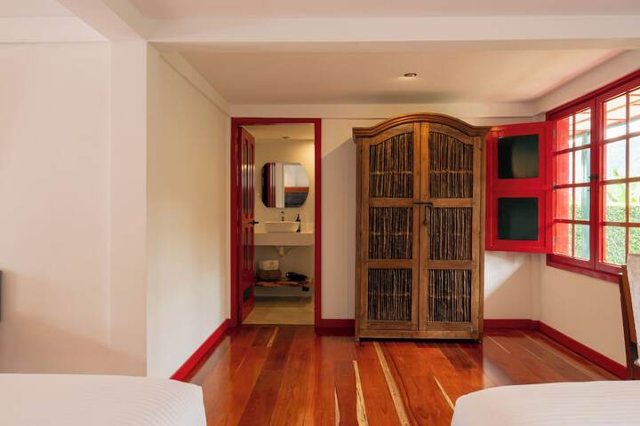 Room 23 of 103