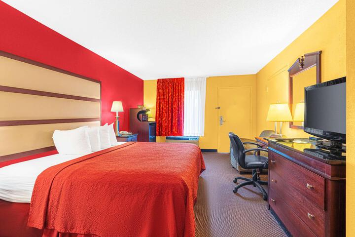 1 King Bed (5 of 10)