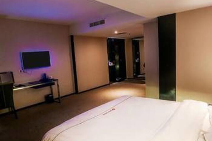 Room 4 of 9