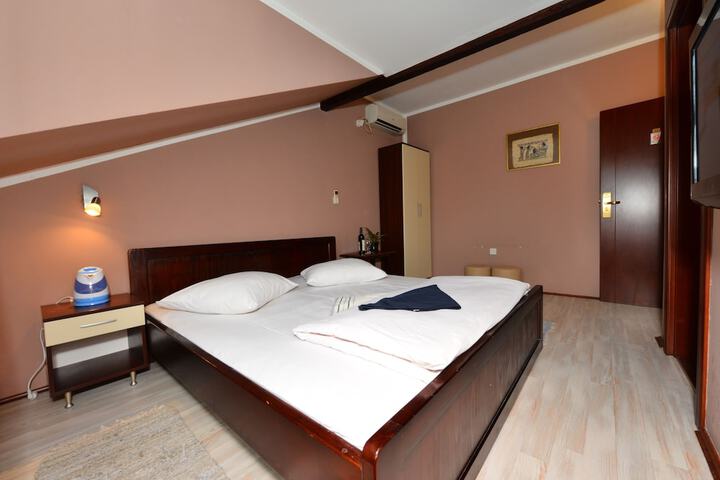 Room 15 of 68