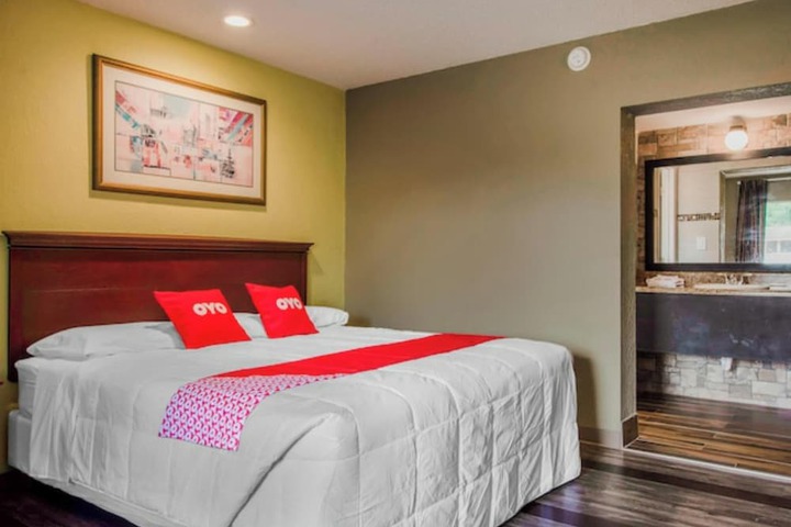 1 King Bed (4 of 4)