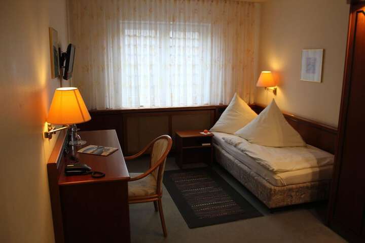 Room 8 of 33