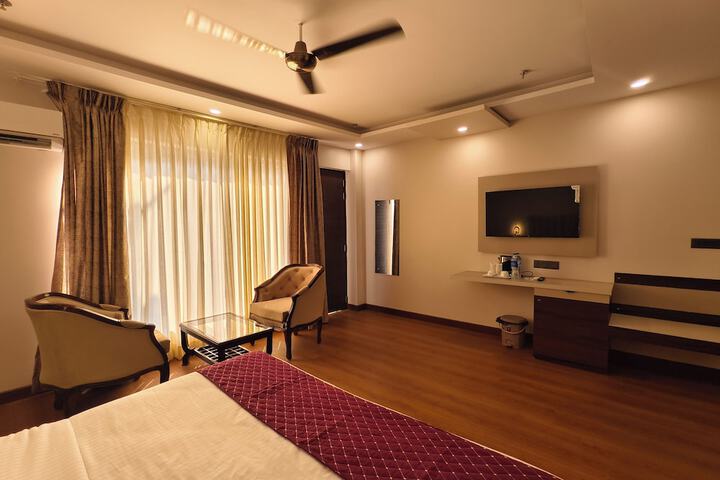 Room 3 of 73