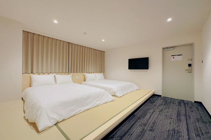 Room 10 of 28