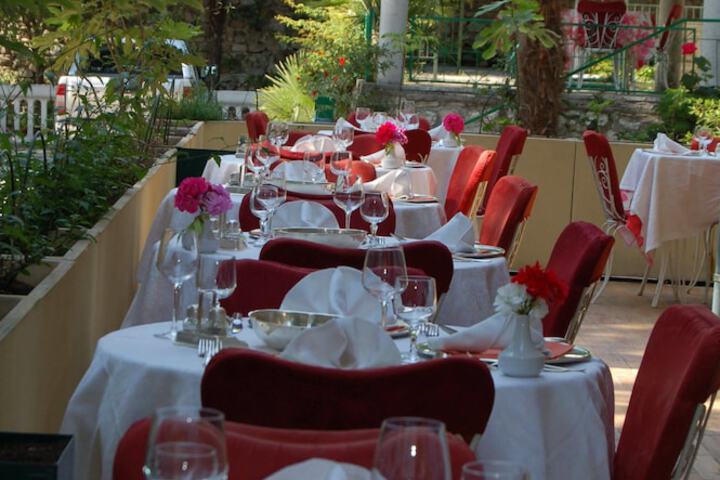 Dining 34 of 47