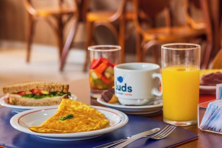 Breakfast/Coffee Service 98 of 102