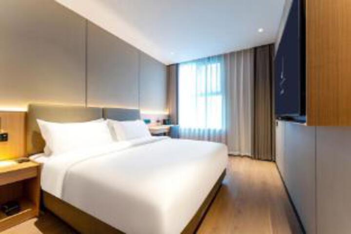Room 7 of 8