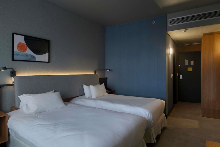 Room 12 of 108