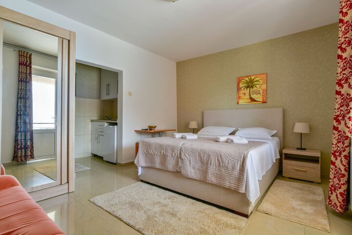 Room 9 of 80