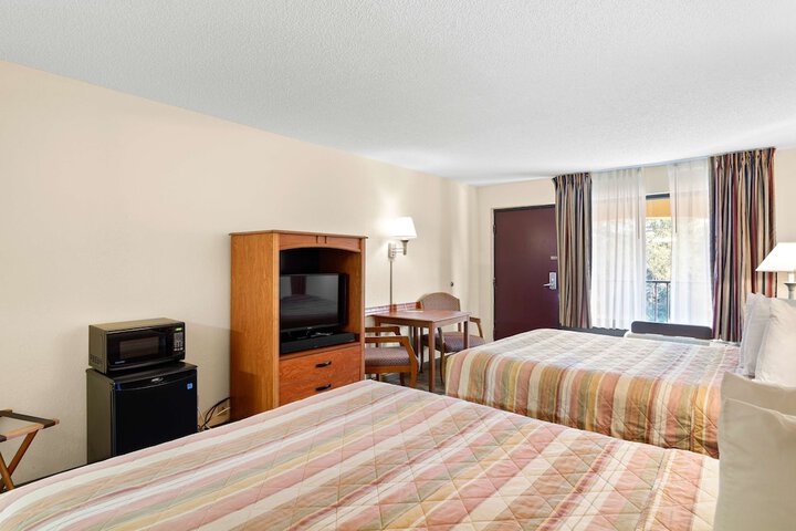 2 Queen Beds (4 of 12)