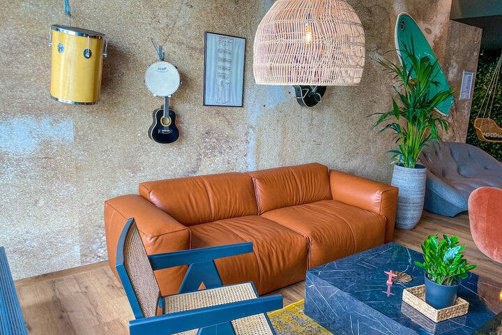 Lounge 41 of 50