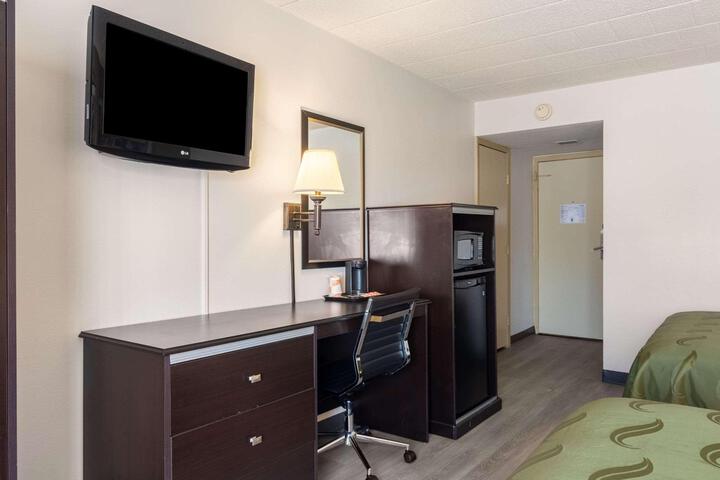 1 Queen Bed (4 of 19)