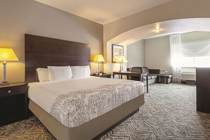 1 King Bed Mobility Hearing Accessible Room Bathtub with Grab Bars (3 of 22)