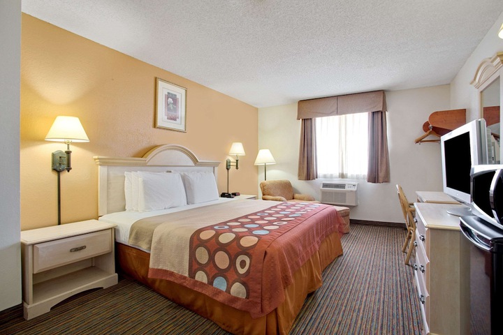 1 Queen Bed (3 of 18)