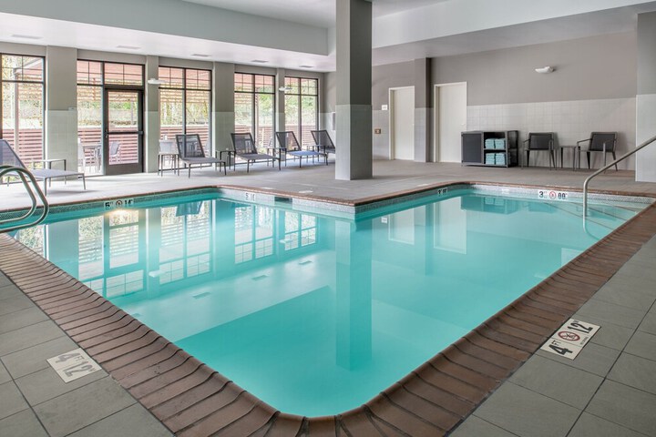 Swimming pool at Courtyard by Marriott Olympia