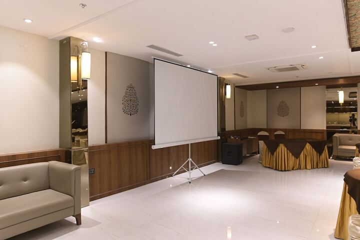 Ballroom/Hall 64 of 72