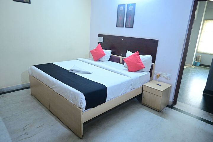 Room 4 of 16