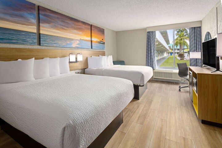 2 Queen Beds Deluxe Room (7 of 29)