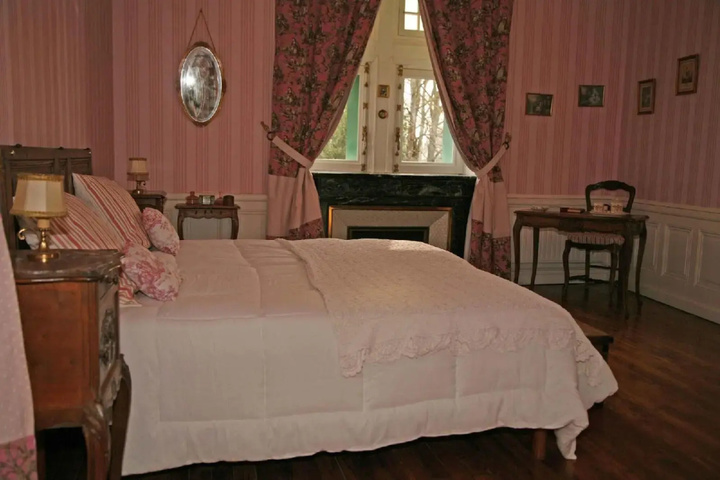 Room 5 of 9