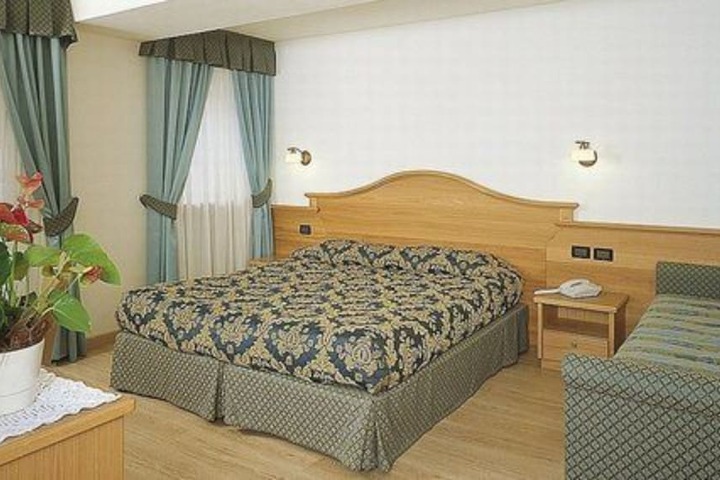 Room 6 of 50
