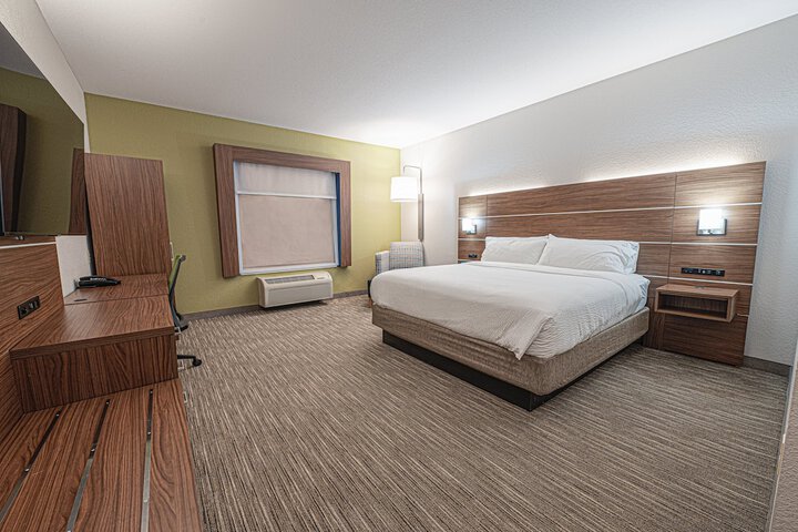 1 King Bed (4 of 15)