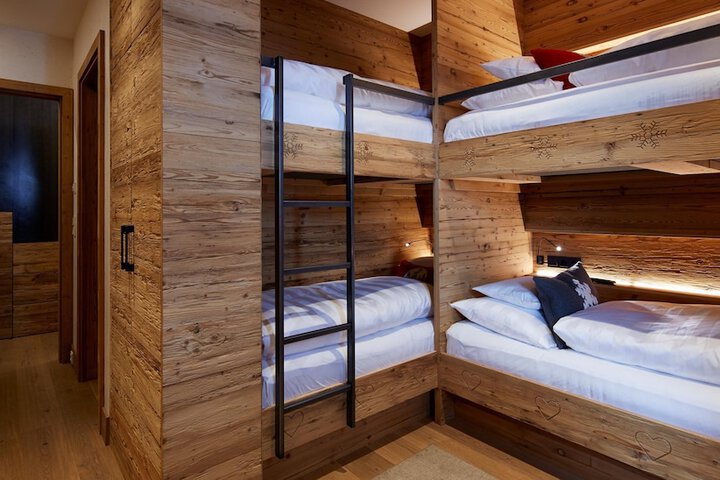 Room 10 of 87