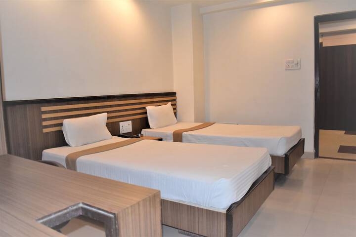 Room 10 of 27