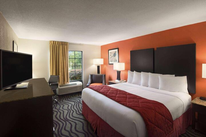 1 King Bed (5 of 6)