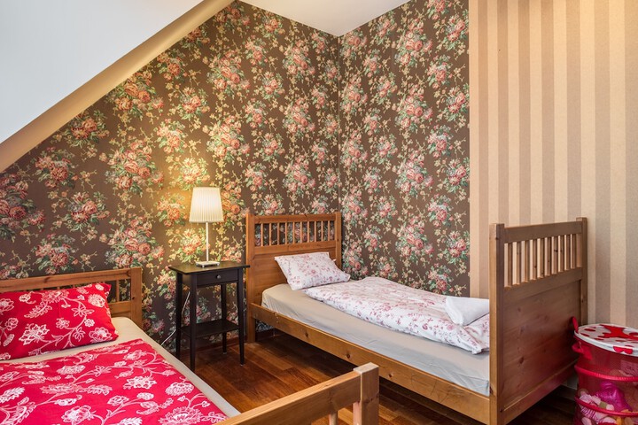 Room 18 of 165