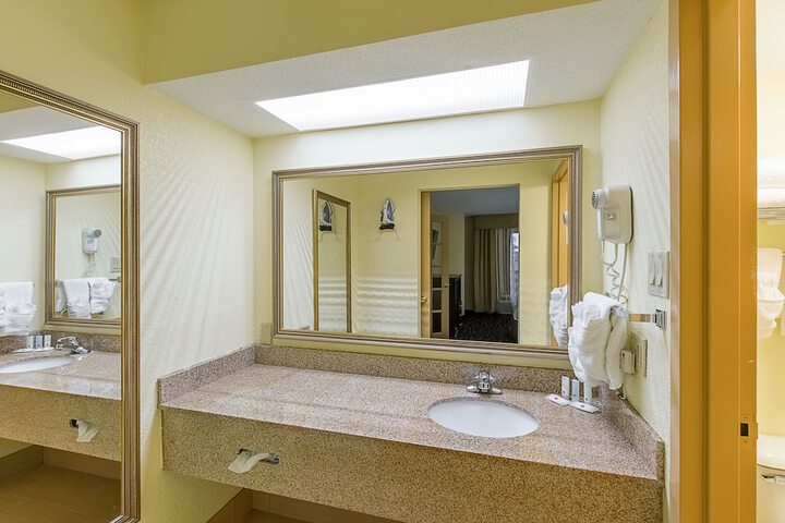 Standard Room, King or Two Doubles (16 of 24)